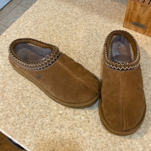 Women’s size 10 ugg Tasman slippers chestnut